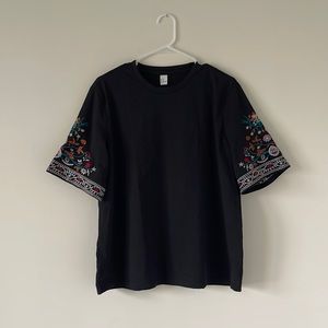 Embroidered black tshirt